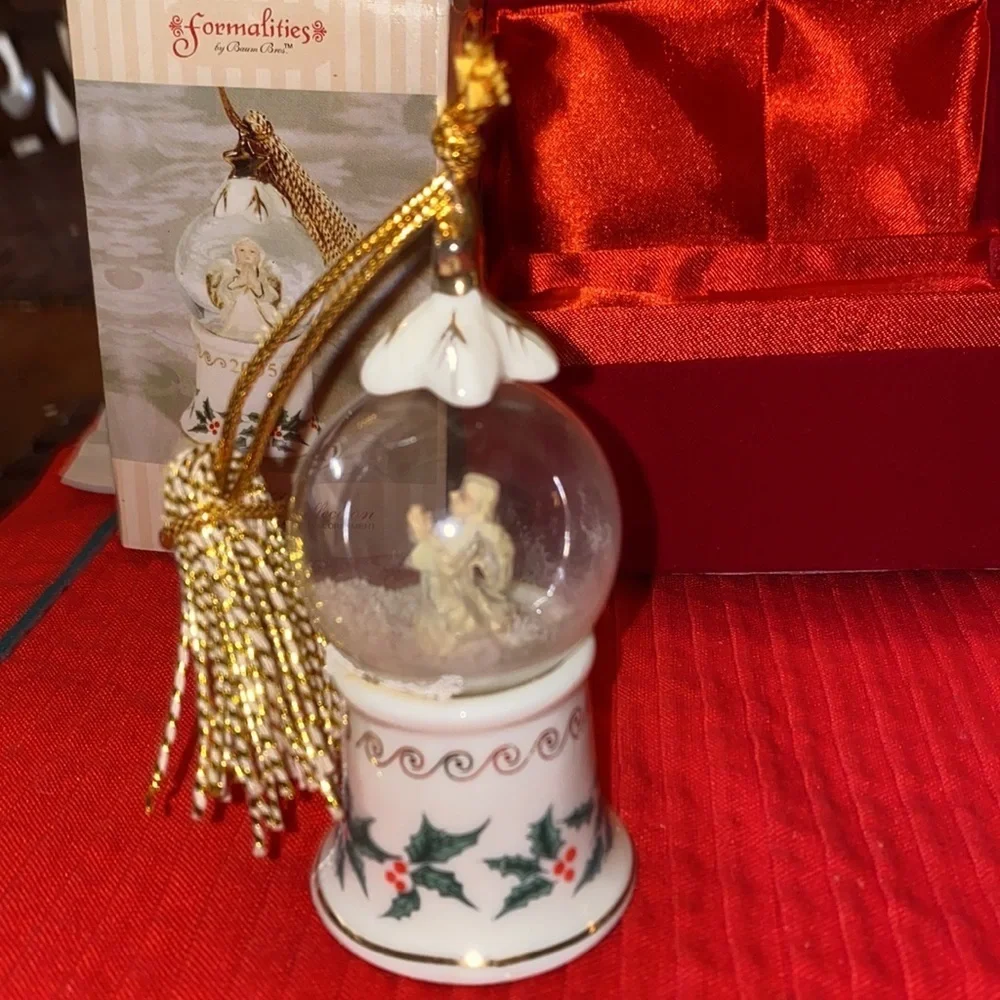 Holly Collections 2005  Angel Water Globe and Avon gift collections Carousel